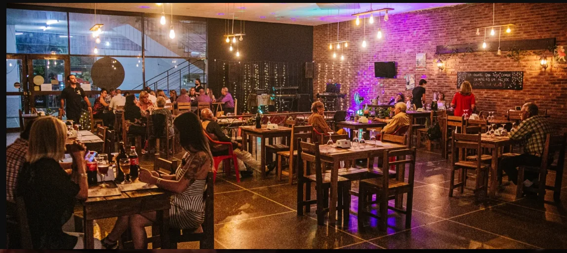 Salón amplio de Punto y Aparte durante un evento